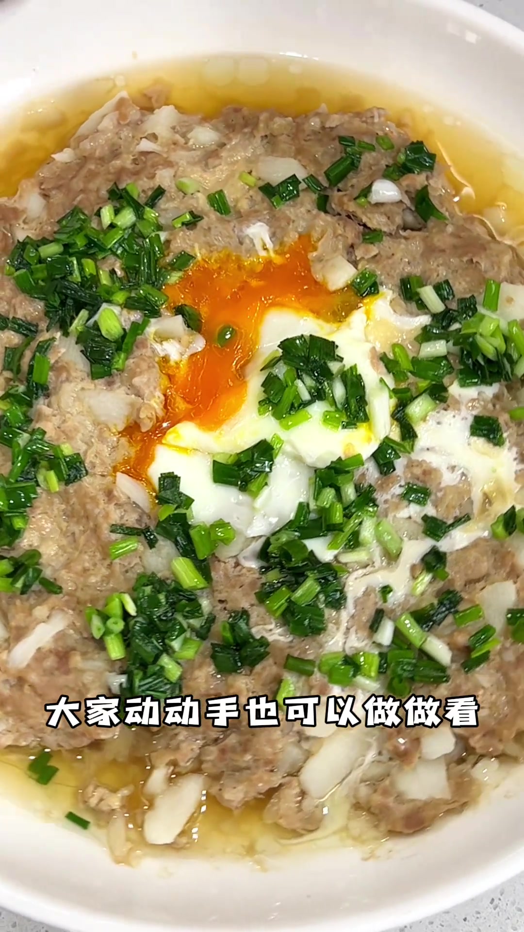 一道小朋友都爱吃的山药肉饼蒸蛋,蛋里有肉香味,这样搭配好吃又营养!