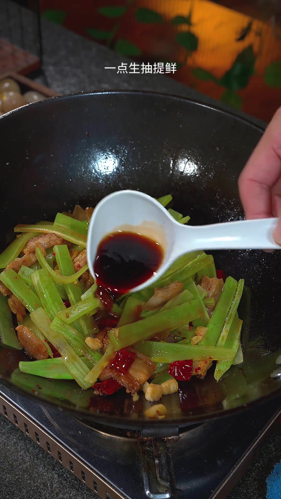 莴笋好吃的做法,干锅莴笋的做法,脆嫩爽口,香气四溢!