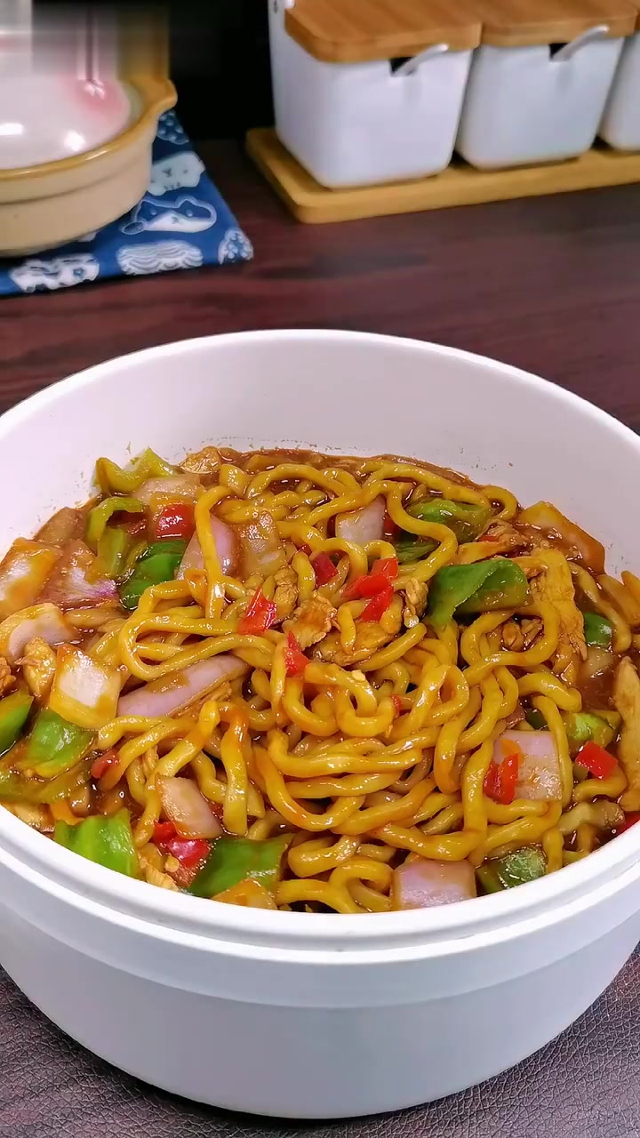 每天吃面花样多!巨香剁椒鸡肉炒面
