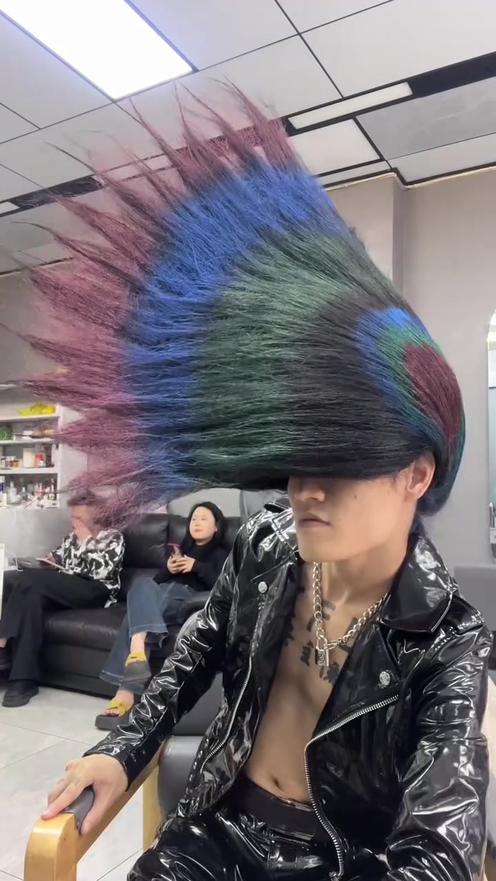 最新款（鸡冠头）假期搞这款发型，你就是街上最潮的男人，喜欢的小伙伴可以尝试一下