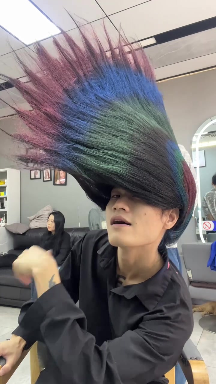 最潮发型（鸡冠头）如果觉得自己不够潮？那么这款发型可以让所有人对你刮目相看