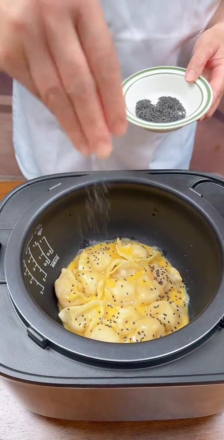 新手小白用电饭煲也能轻松做成功煎饺