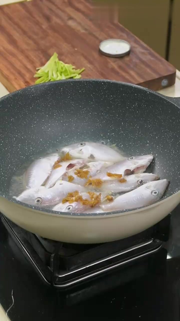 冬菜煮迪仔鱼，好吃又简单的家常来咯
