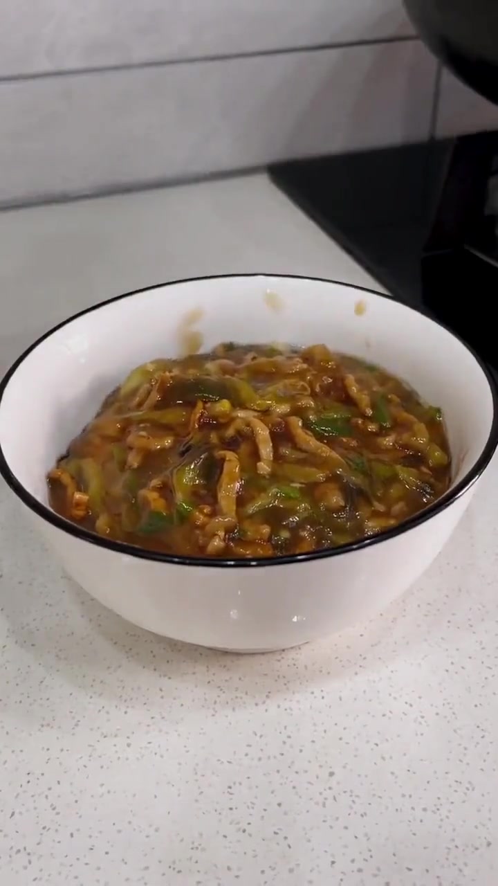 天热吃啥?亮子教你做超香茄子辣椒肉丝面条卤!