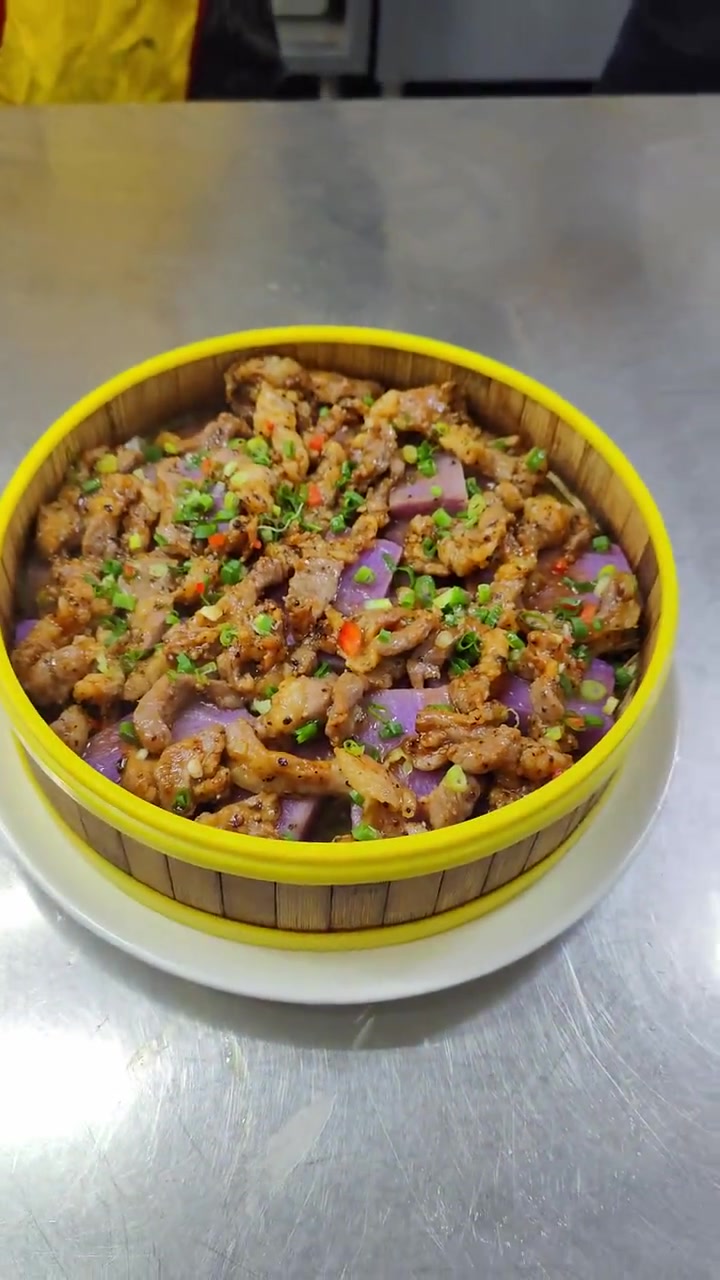 作为一名厨师,要不断地创新菜品融合各种食材的配搭