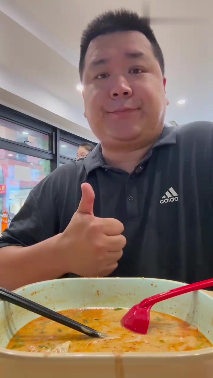 今天又来吃9.9一份的东北黏糊麻辣烫