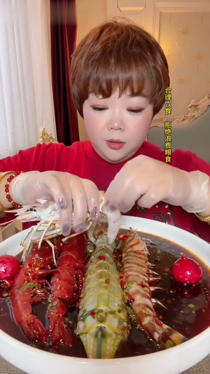 皮皮虾、红魔虾、海螯虾、黑虎虾捞汁海鲜