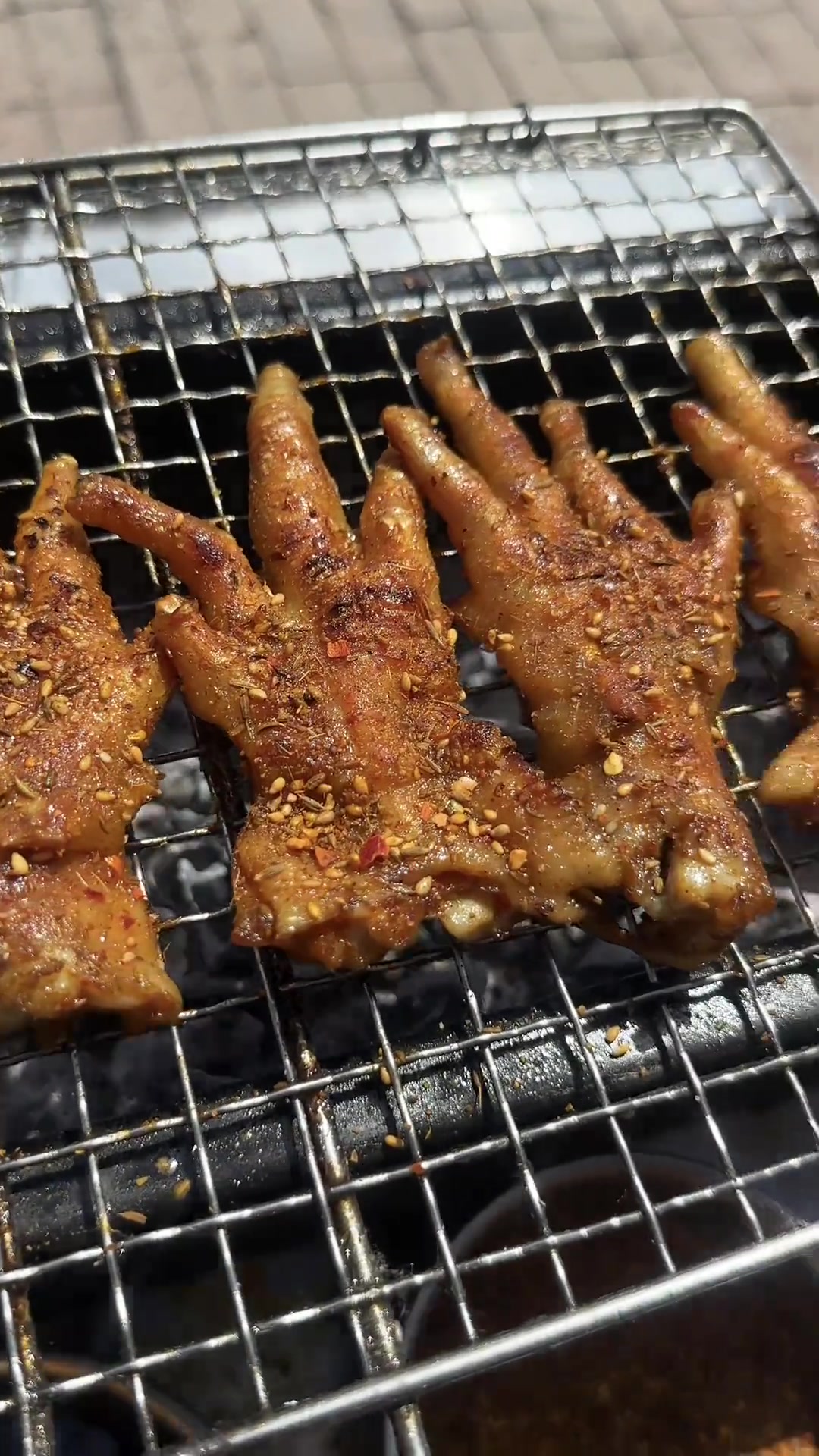 香辣烤鸡爪，脆皮软肉，根本不够吃