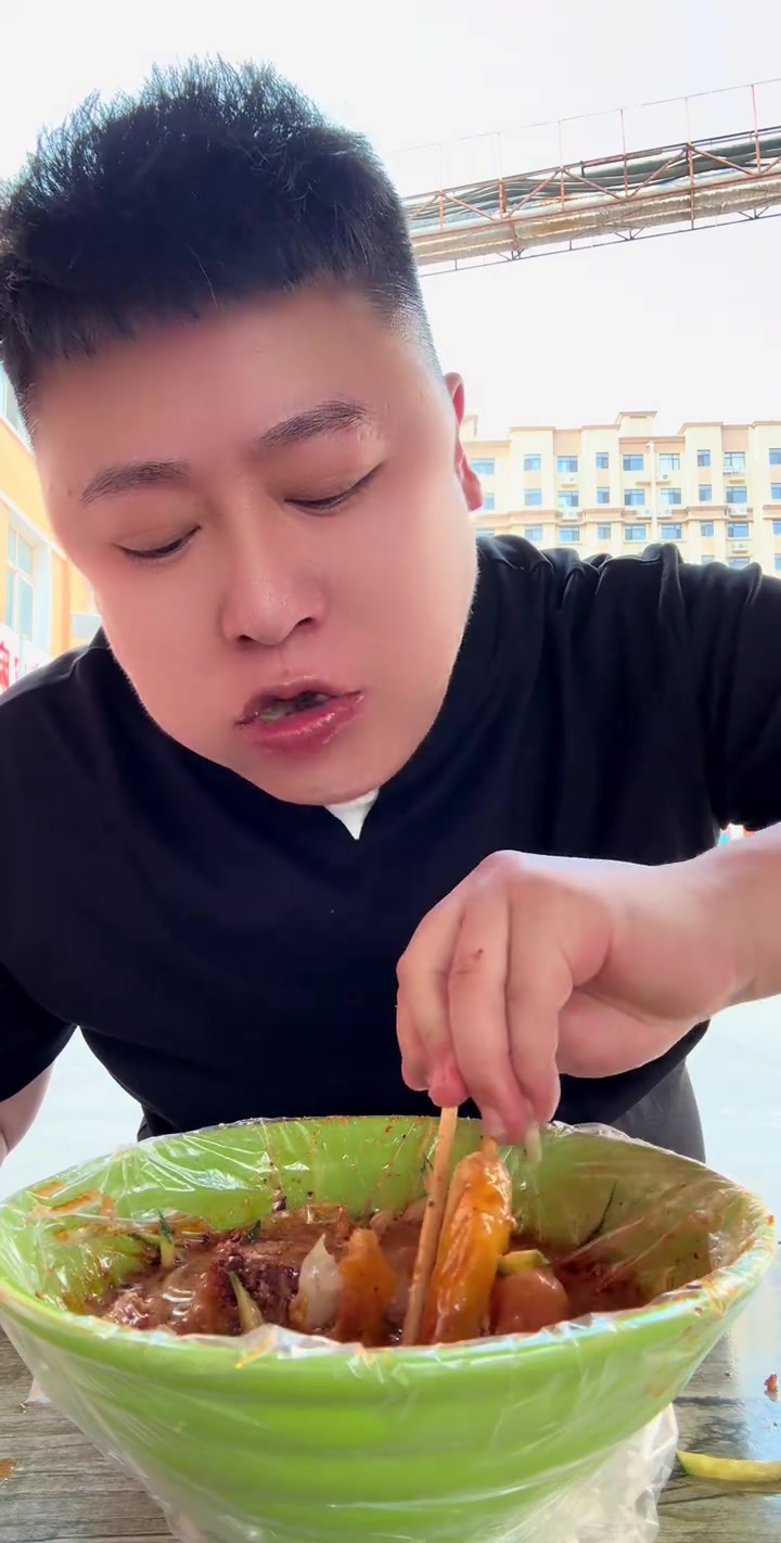 四十度高温天吃啥?凉皮烧饼夹菜大鸡排安排上!
