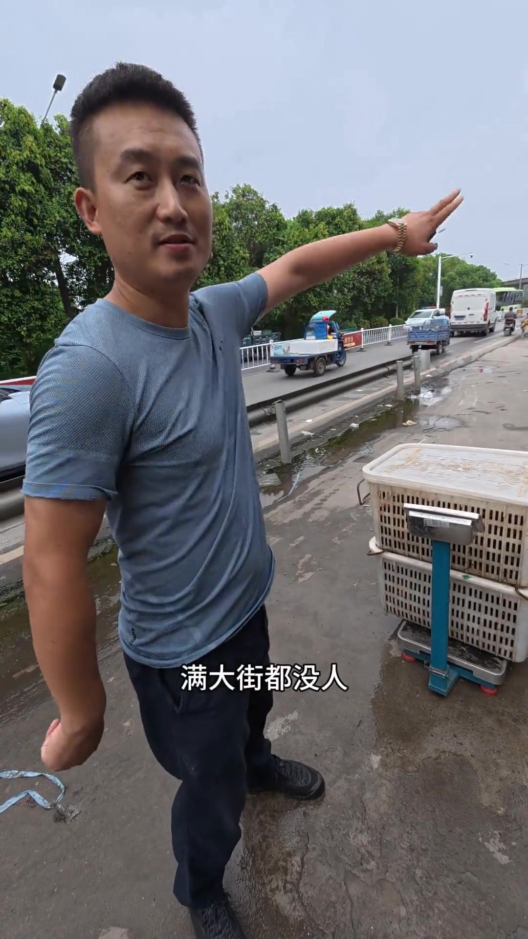 开着百万“霸王龙”收小龙虾,男人从负债到翻身
