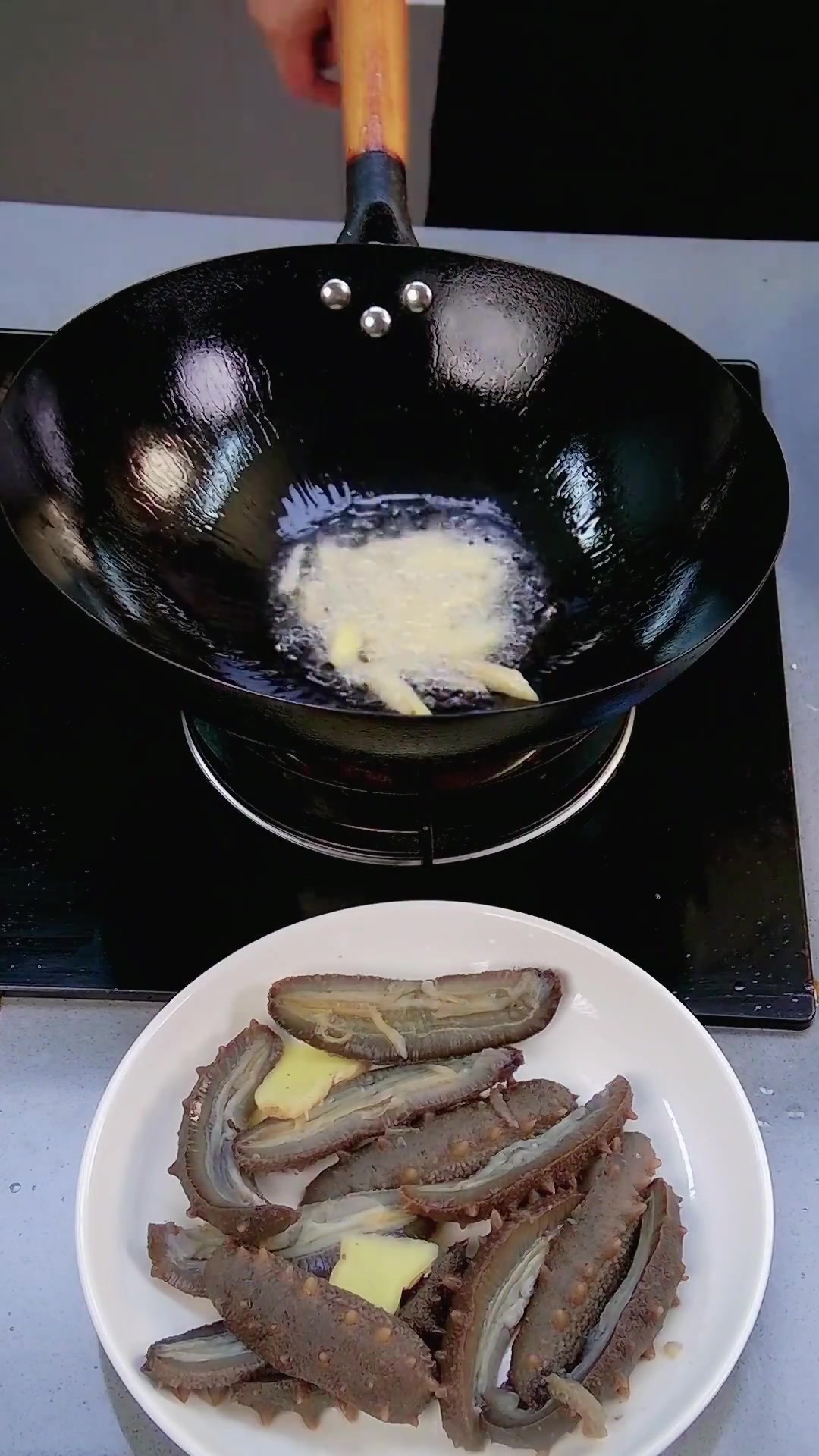 葱烧海参家常做法,软糯葱香,营养又好吃