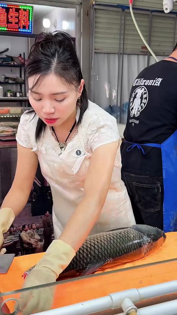 武鸣鱼生太诱人,竟把过路买菜美女给迷住了