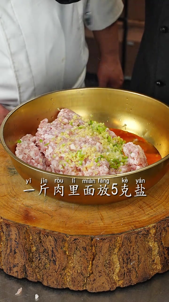 今天和张大师一起用7分钟,保姆级步骤教会你怎么制作国宴狮子头