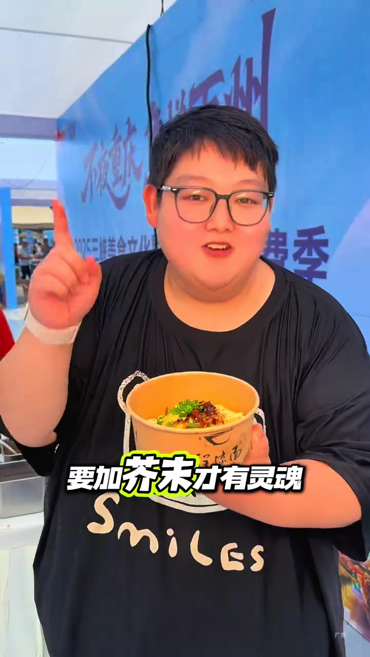 万州这个地方也太热闹了!江南会展广场三峡美食文化暨万州烤鱼季开幕啦!万州特色美食在这里可以