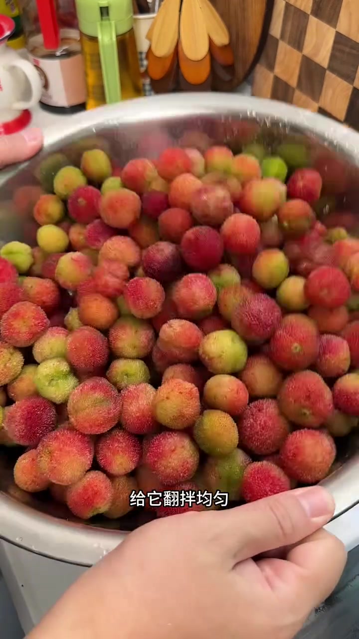 家里有吃不完的杨梅,就一起来做成杨梅干吧,只要家里有电饭煲就能做,酸酸甜甜的做法简单又好吃