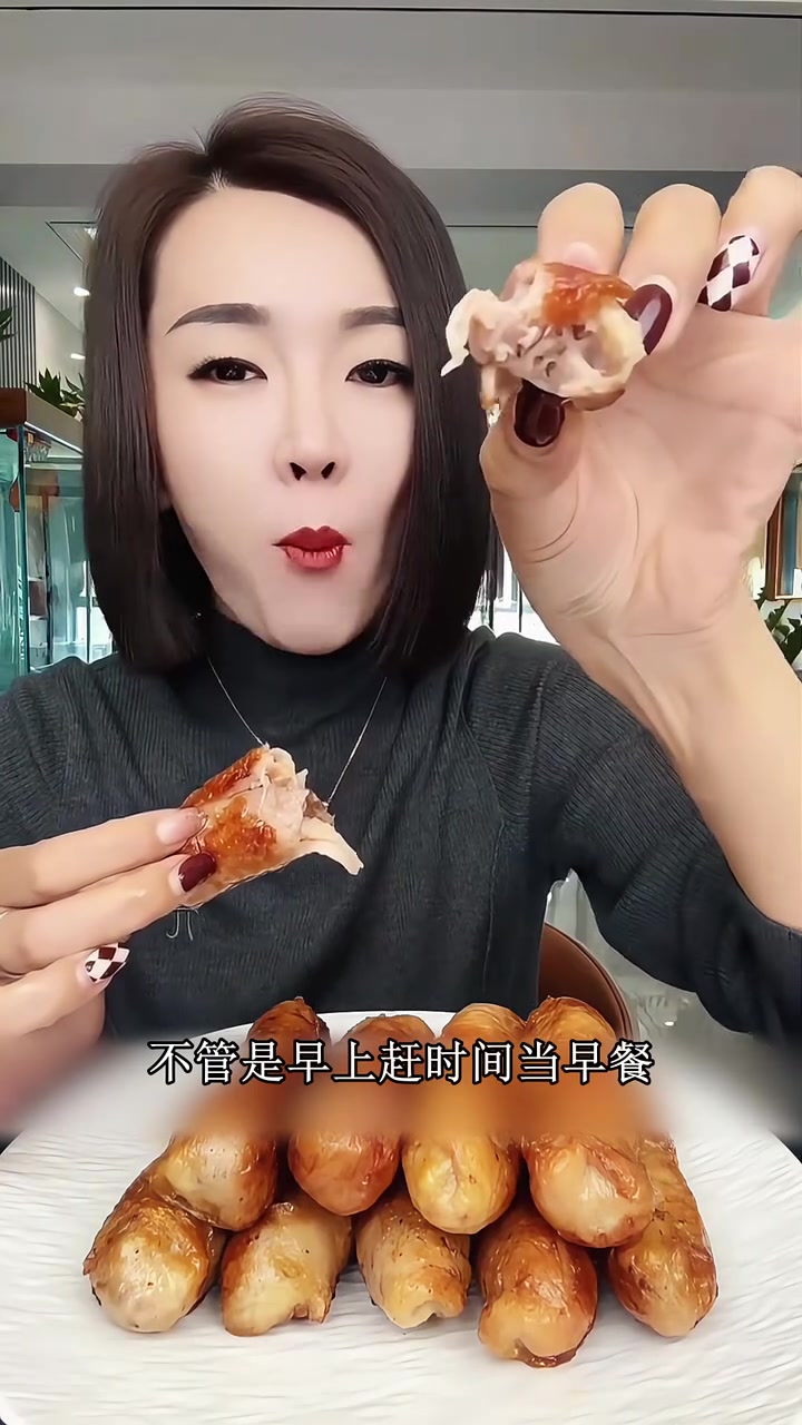 鲍汁鸡腿卷烧烤时配洋葱圈超香!烤洋葱圈和鸡肉卷一起吃,洋葱圈的甜混着鲍汁的咸,超香,比单吃