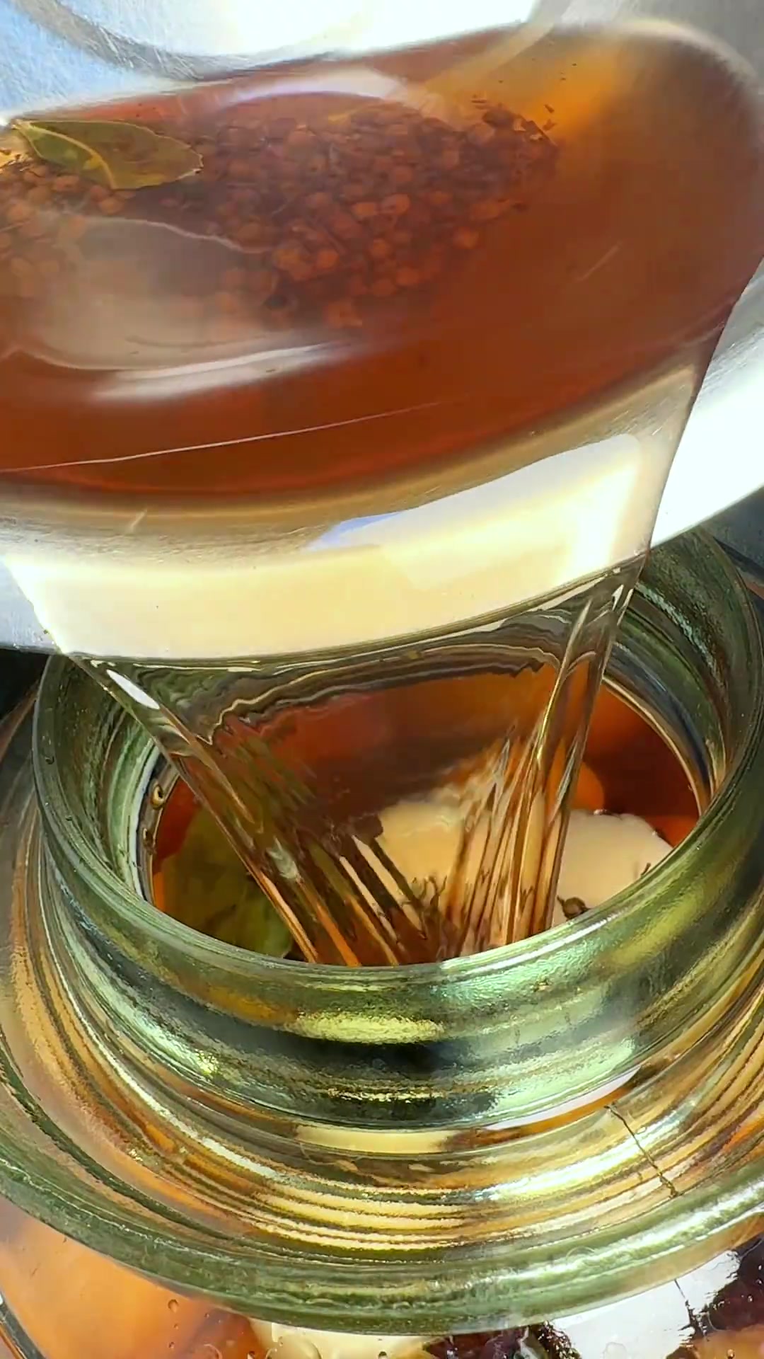 《腌咸鸡蛋》又到了腌咸鸡蛋最好的时候了,腌出来个个出沙流油不空壳,做法非常简单,详细做法分