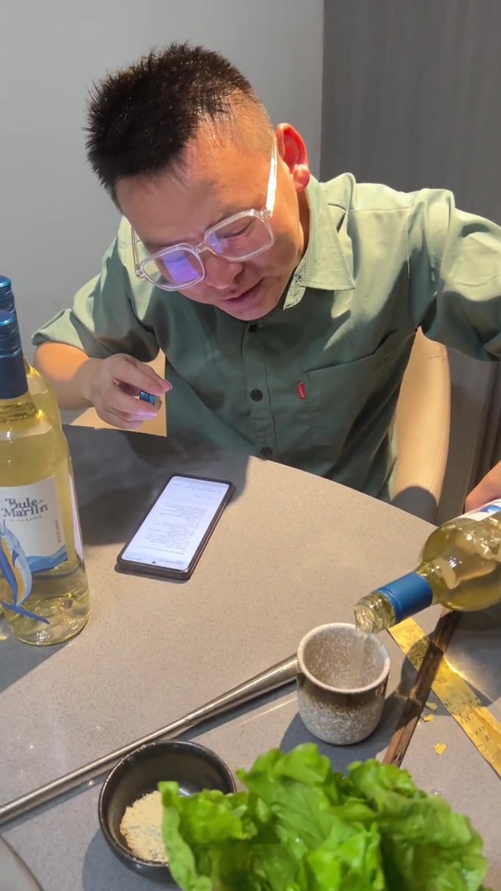 莱伯君王新推蓝枪鱼精酿微气泡白葡萄酒,融合啤与干白口感