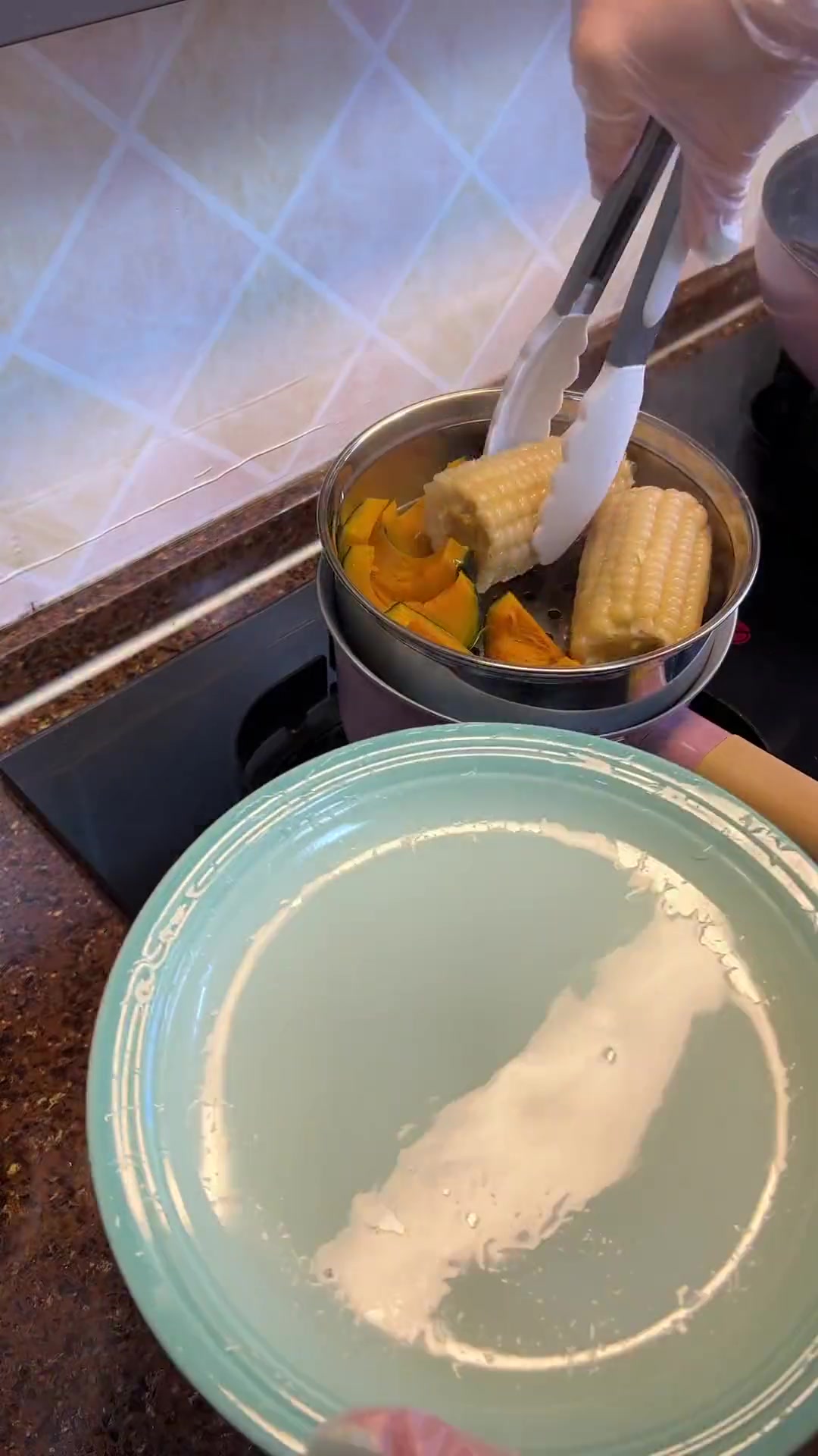 周末福利睡到自然醒,做蟹棒饭团、金枪鱼饭团和南瓜米糊,都好吃