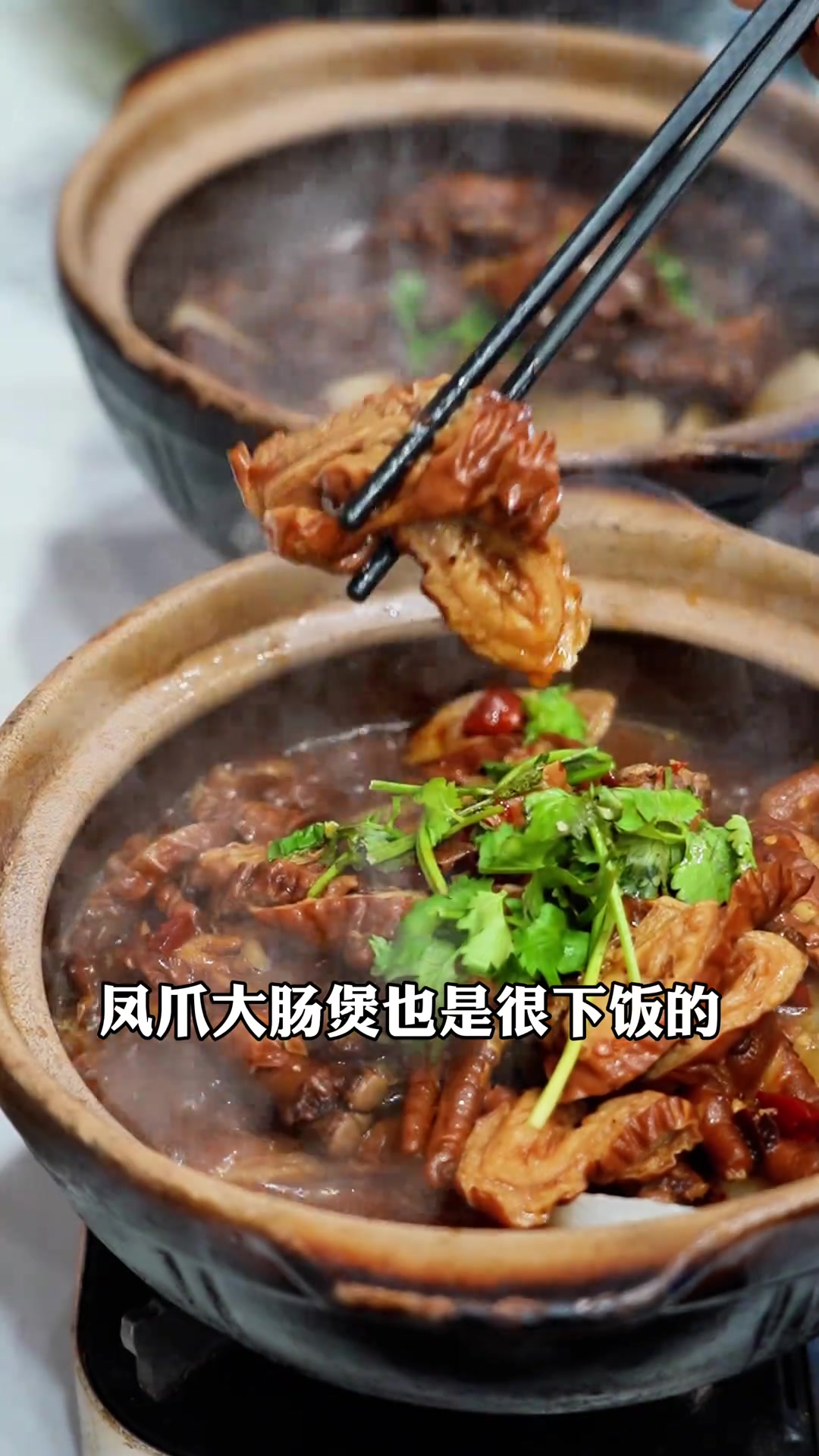 藏在湖州街边的家常煲店,凤爪大肠煲和牛腩煲鲜香开胃,连干了两碗肥肠炒饭!