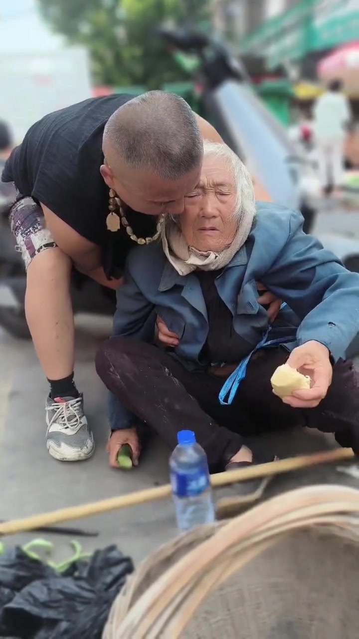 一位九十多岁的孤寡老人在路边卖菜晕倒了,我看到这一幕心里无比难受,关爱老人传递正能量,善待