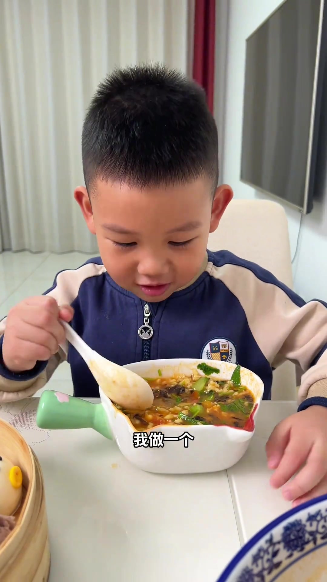 玉米面的疙瘩汤真的太好吃了,热乎乎的,早上来上一碗,好吃还方便