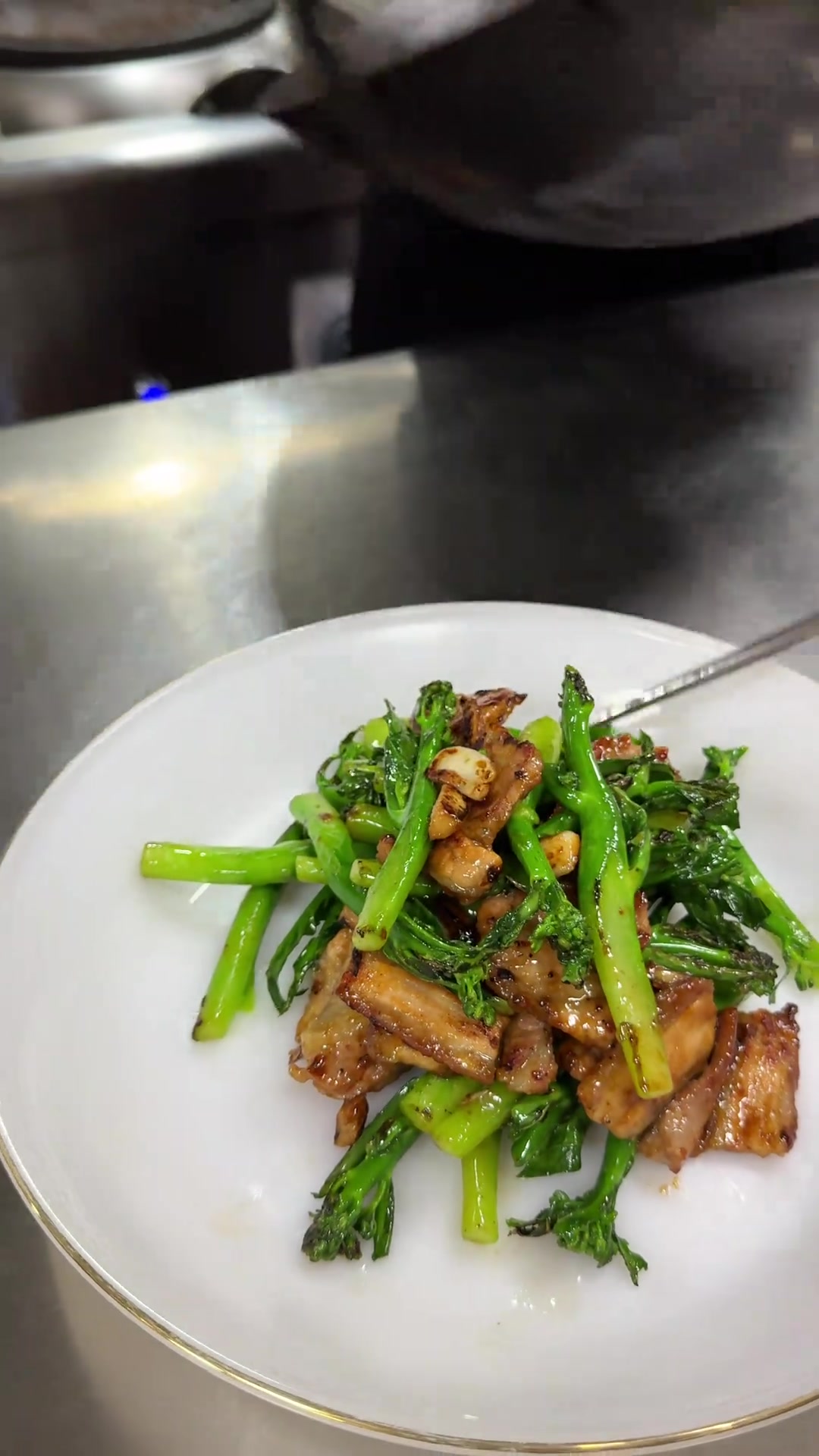 粤菜锅气小炒“芥兰炒五花肉”,简单的菜才考功夫的,锅气、起焦香口是粤菜最基本的