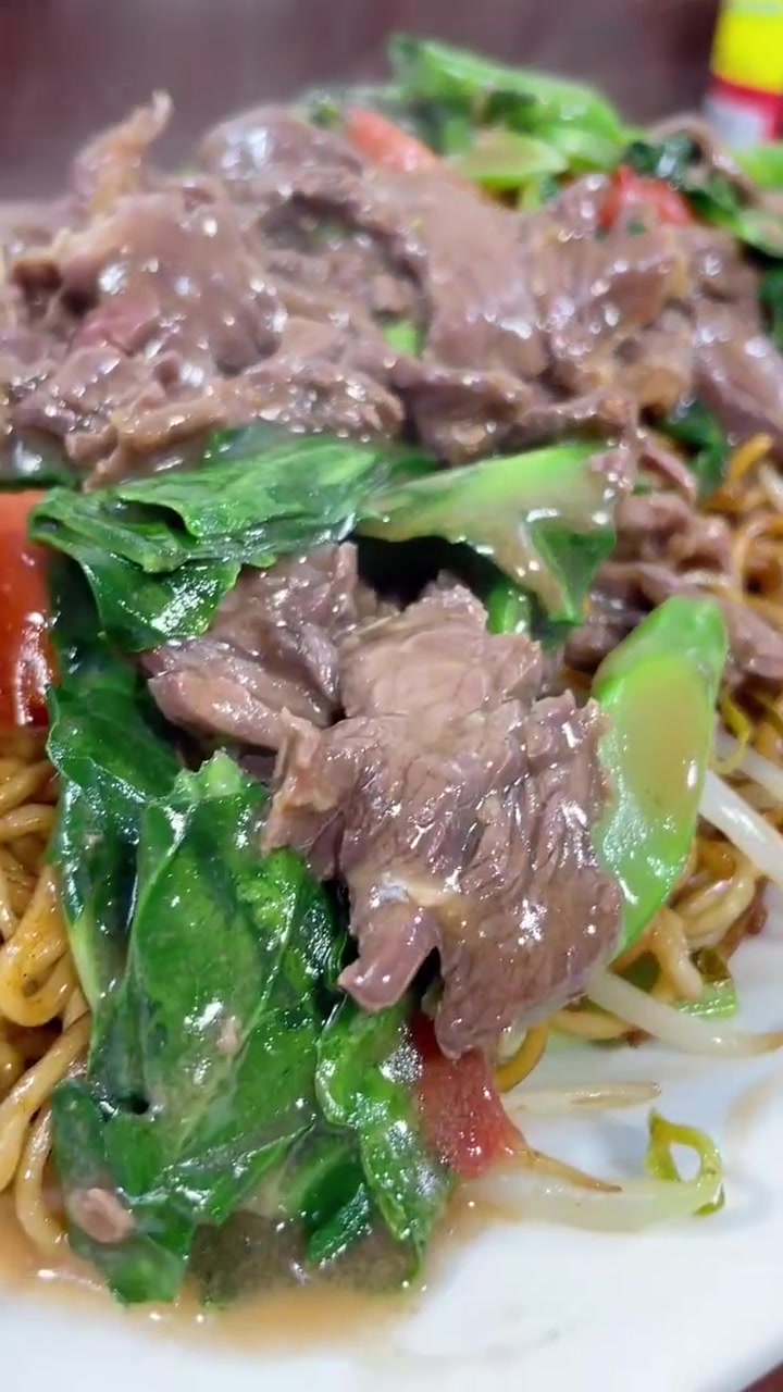 湿炒牛肉面,炒香面条吸满牛肉汁水,嚼劲十足