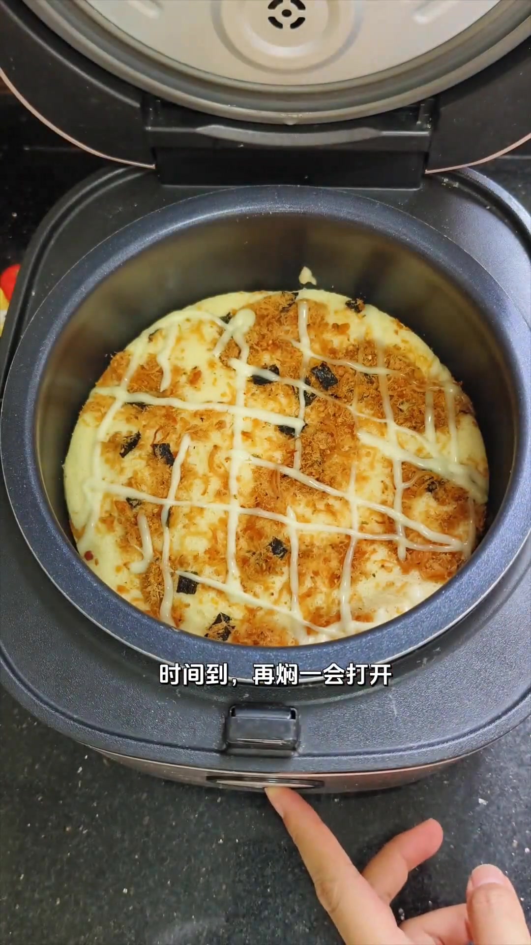 用勺子和矿泉水瓶,轻松做出电饭煲肉松蛋糕