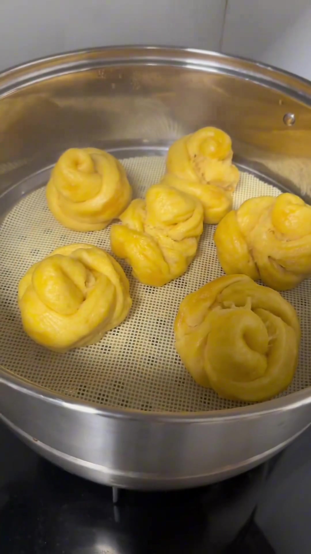 幼儿园小朋友晚饭有小米粥、南瓜馒头和油焖大虾