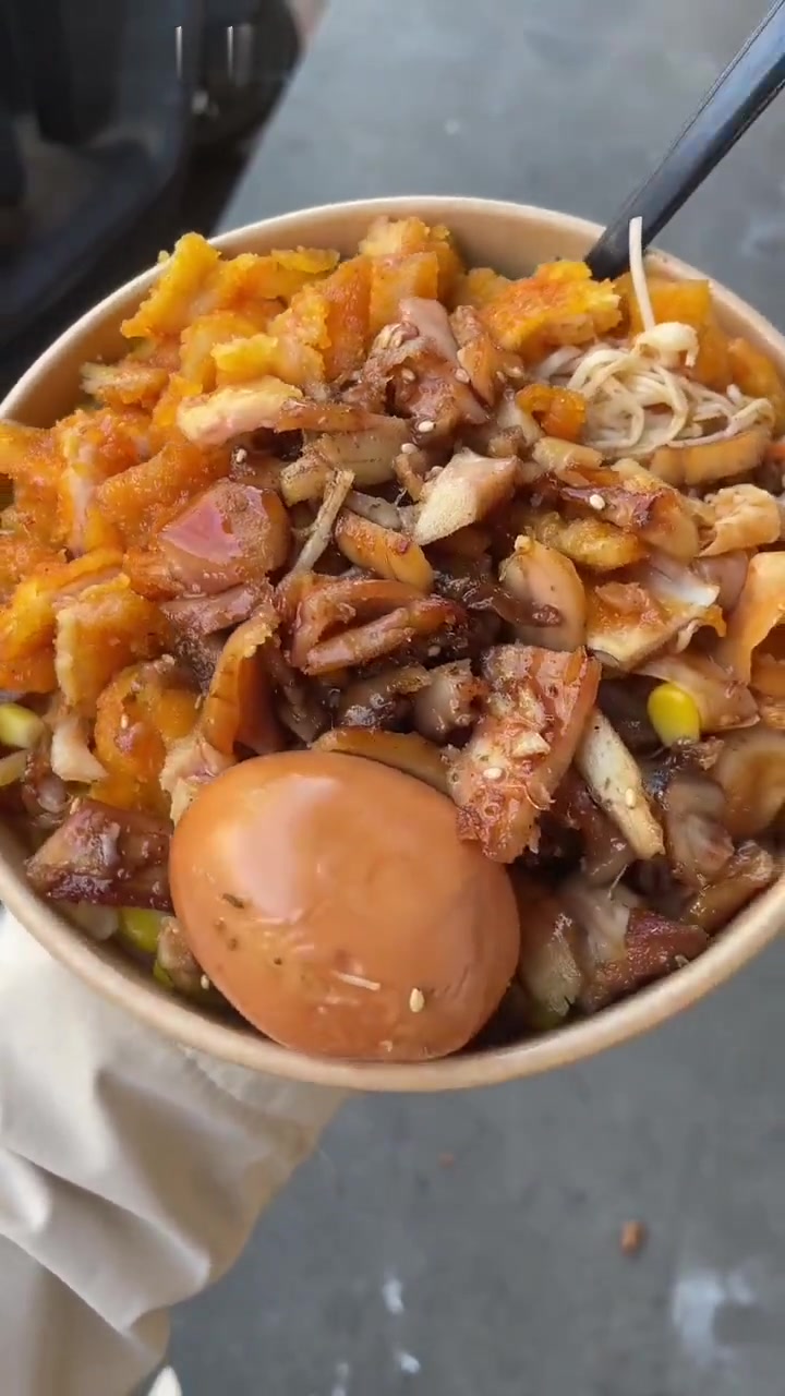 街边烤肉拌饭10元一份,肉真的好多好多～香迷糊了