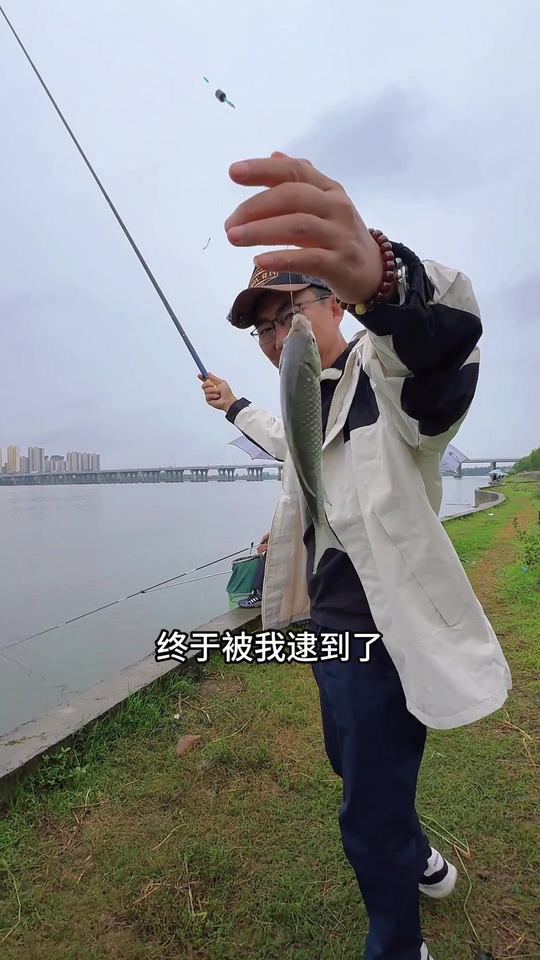 大河流水闹小鱼,大钩跑铅钓连竿!
