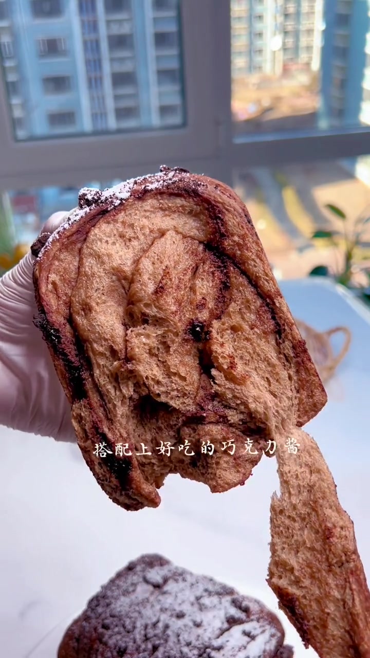 家庭版巧克力雪顶吐司来喽～浓浓的巧克力香搭配上松软拉丝面包体,别提有多好吃了