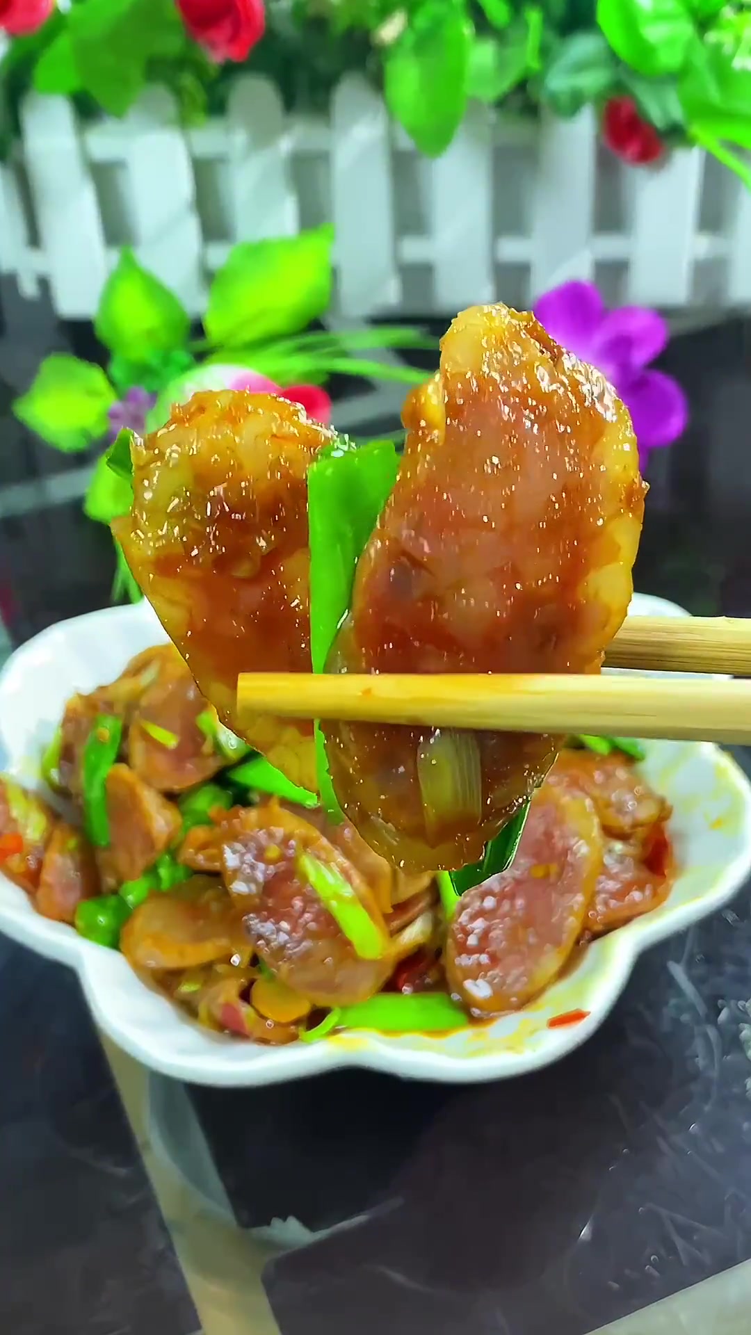 家里有香肠没吃完的,像我这样做一道香肠炒大蒜