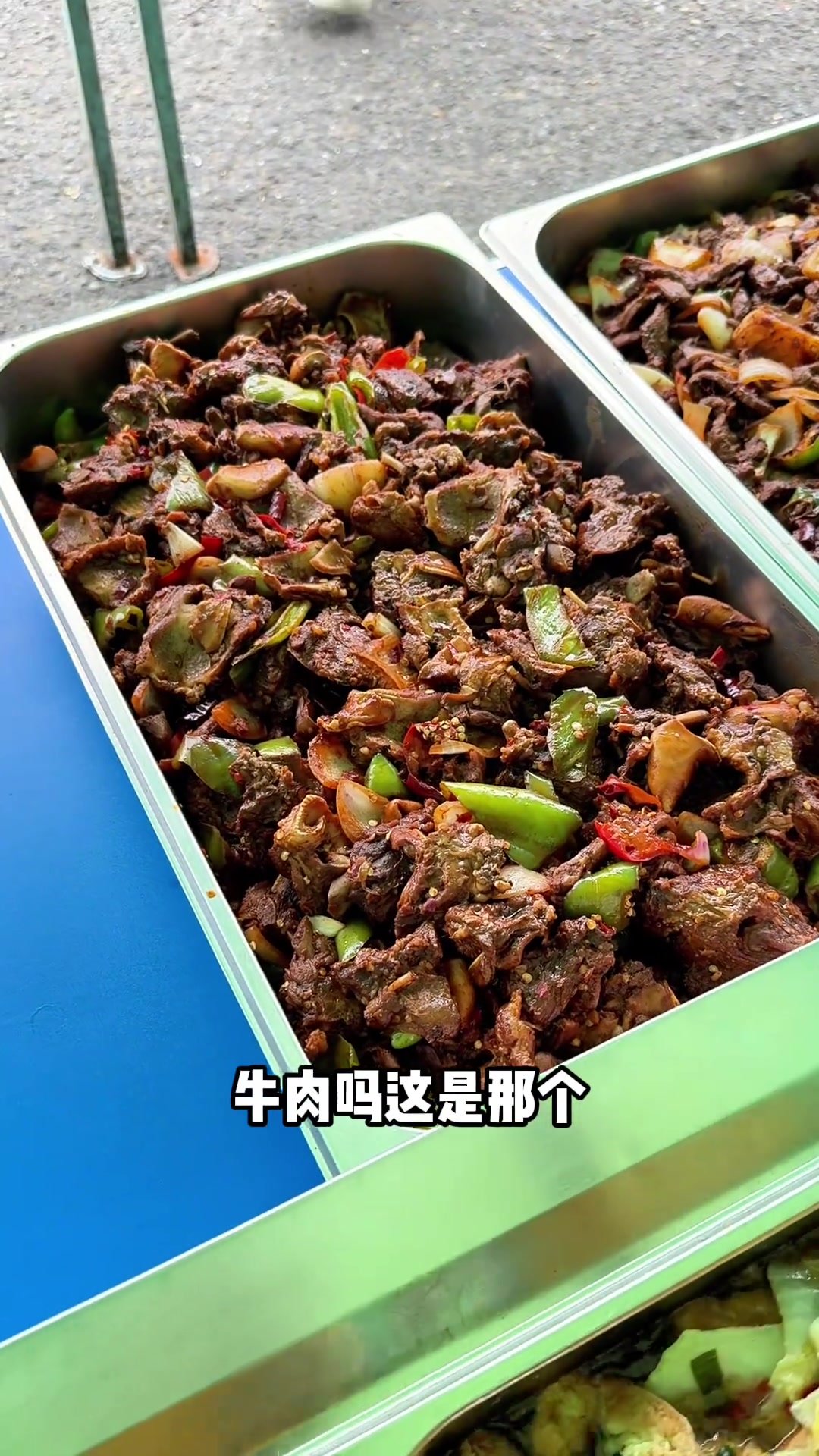 合肥马路边10元自助餐,超35种菜30个是荤菜