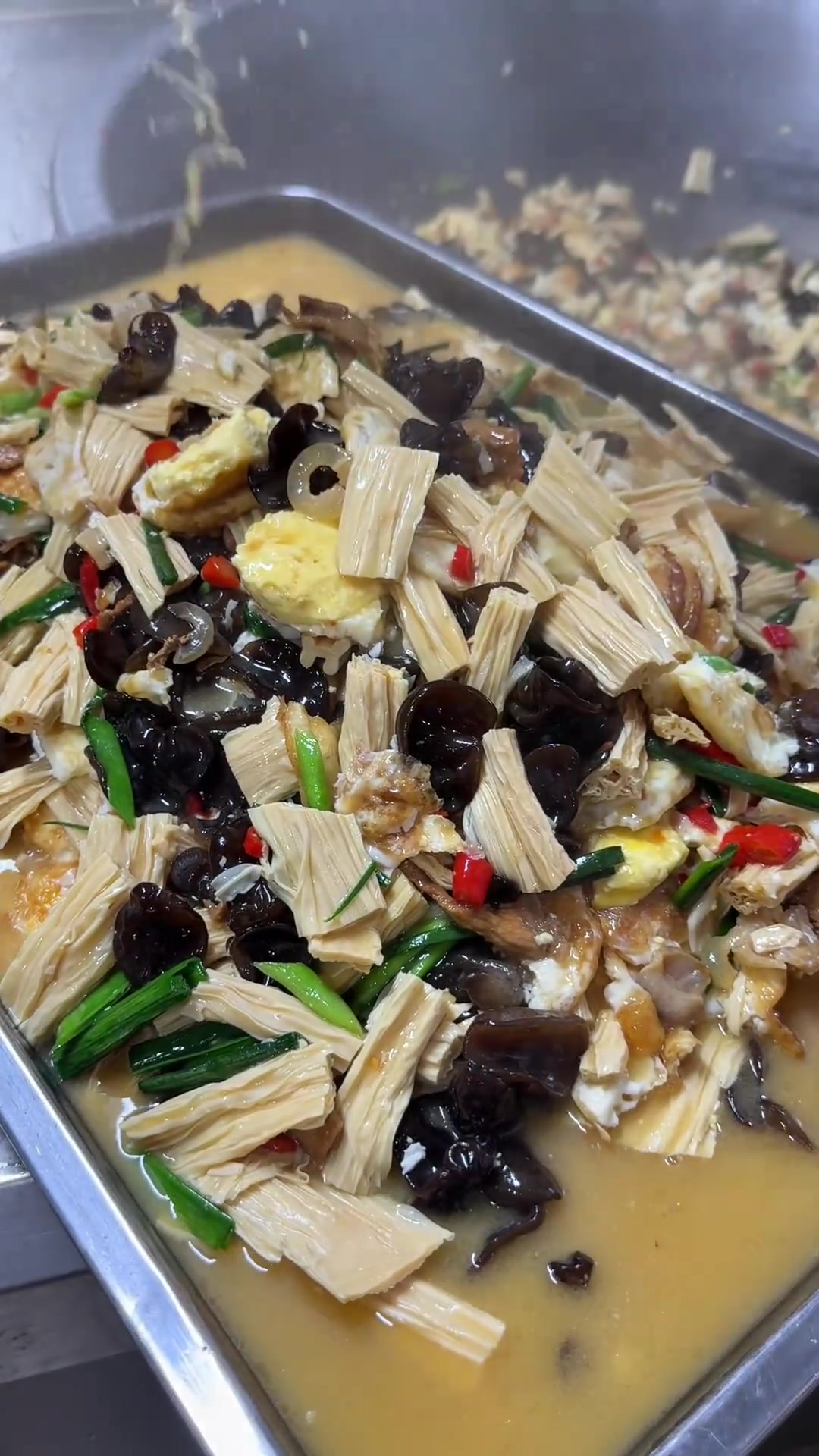 今天给大家分享一道食堂大锅菜,三鲜腐竹,做法简单,汤汁鲜美,喜欢的朋友们也做起来