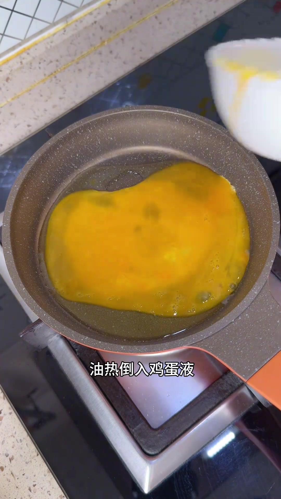 孩子正是长身体的时候营养密度要跟上,安排这个丝瓜牛肉鸡蛋盖饭,一口下去肉蛋菜全都有,做法简