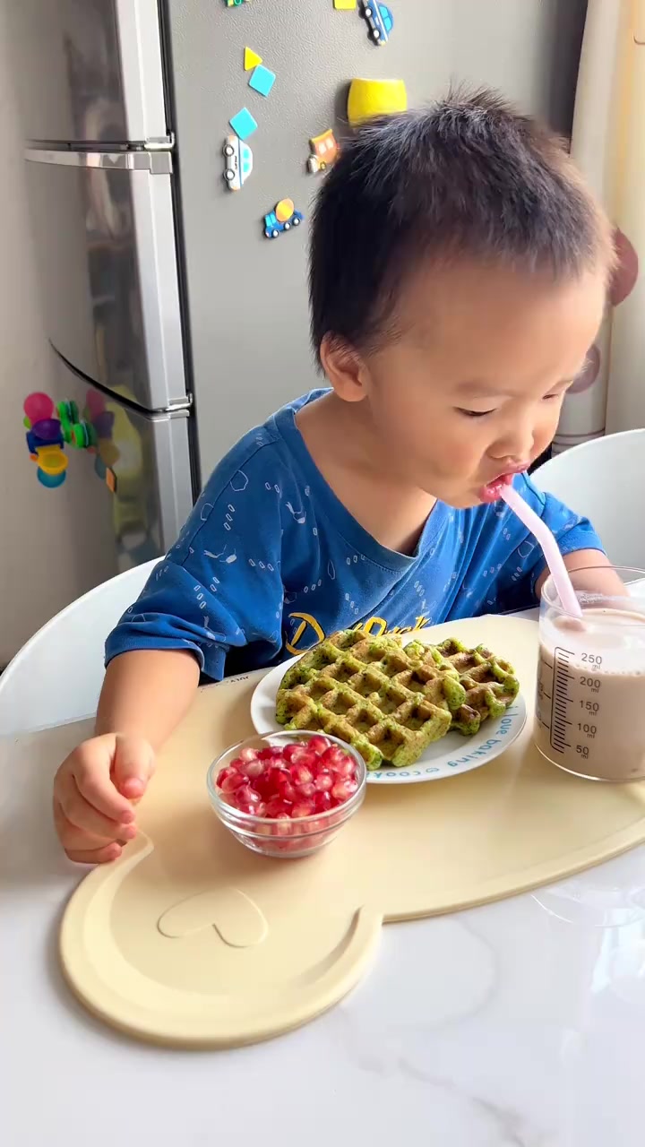 2岁+宝宝早餐|菠菜华夫饼鹰嘴豆坚果豆乳 放三天都不会变硬的菠菜华夫饼配方:焯水菠菜65g