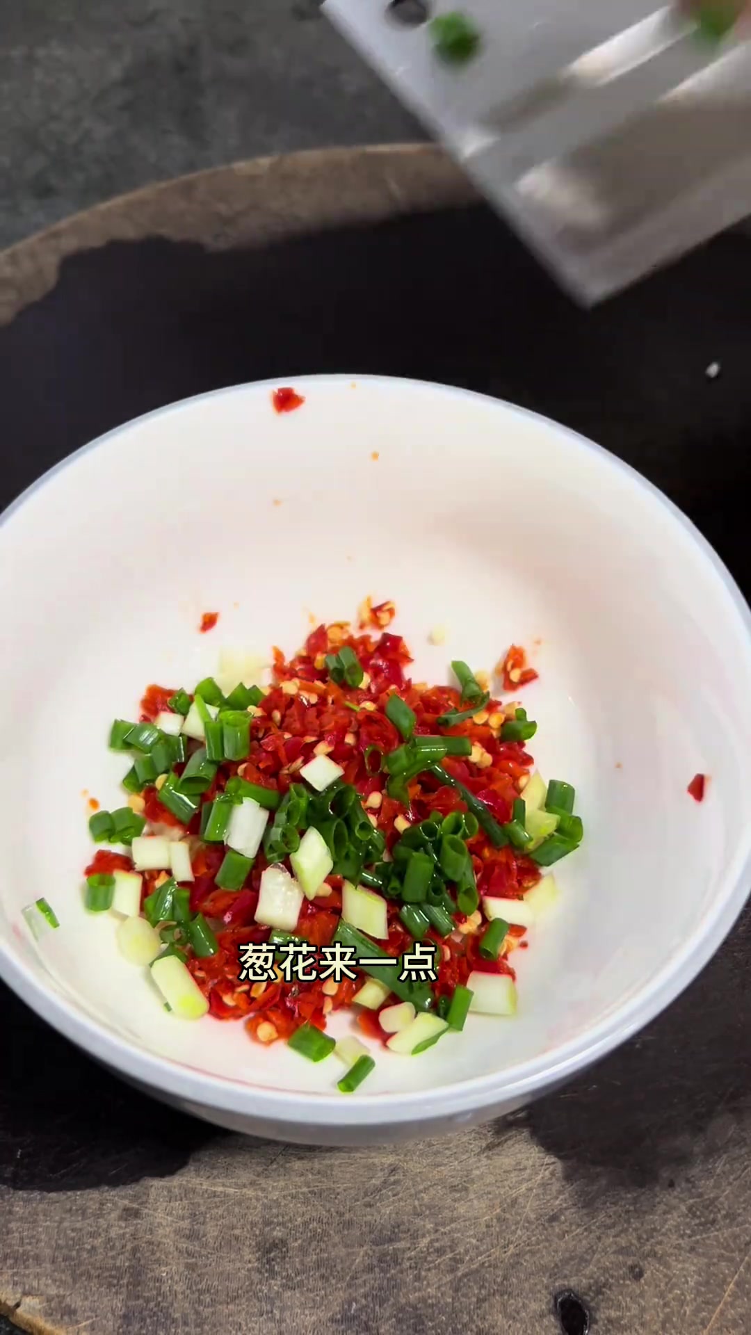 盐焗鸡最简单的家常做法,只要腌一腌,蒸一蒸,就能做出鲜嫩肉滑的盐焗鸡。吃了还想吃,越吃越香