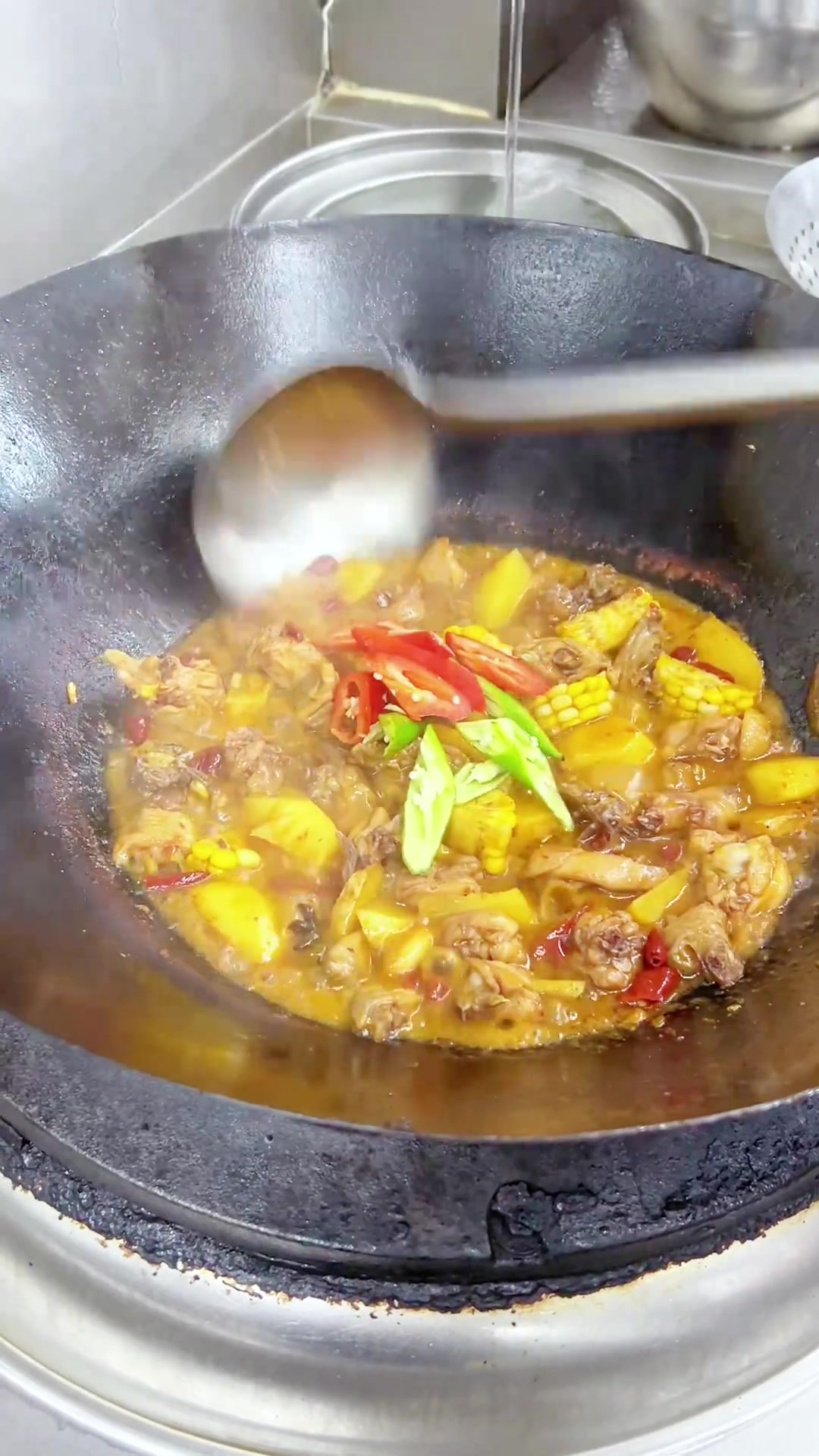 给大家介绍一下,这是我们店特色招牌菜“石锅鸡煲王”,传承川渝地区的做法。加入秘制鸡煲酱小火