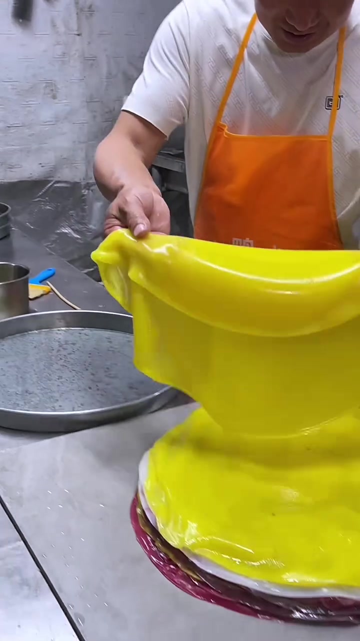 酿皮制作:洗面沉淀加栀子碱水,各地叫法有别