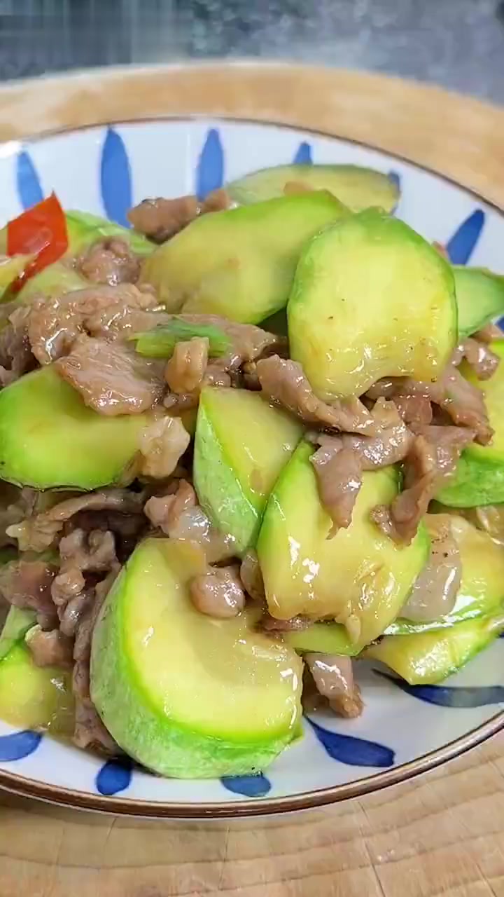 云南小瓜炒肉，简单好吃，广东食堂里的日常菜，快餐里的简餐，家庭里的小炒！