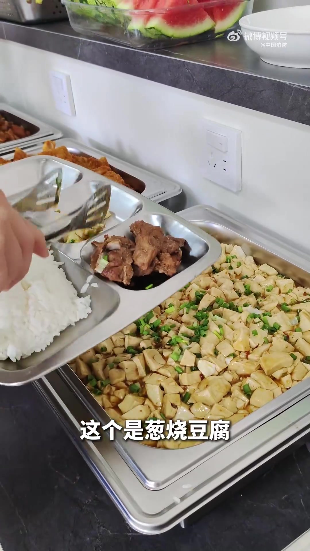 想知道消防员日常吃啥?福建消防 南平消防 给你剧透!红烧排骨软烂入味,炸鸡排外酥里嫩,还有