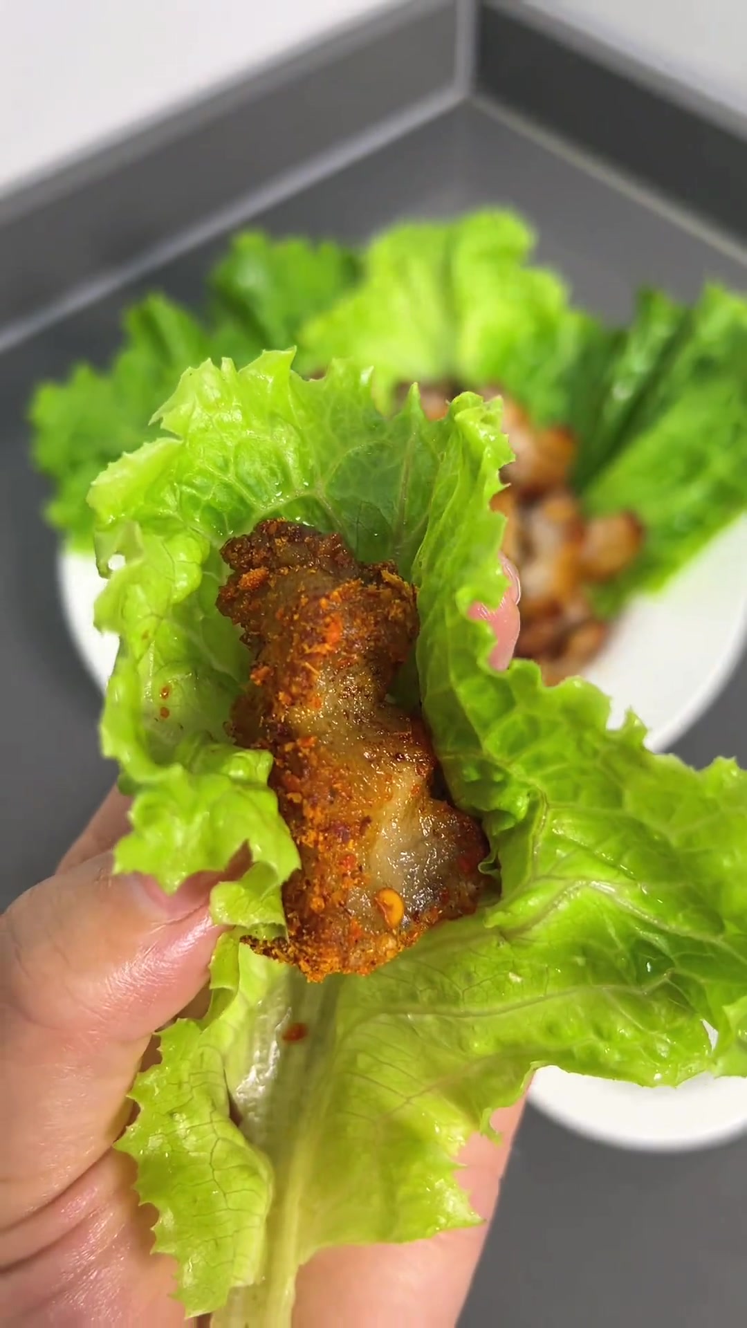 只要有一口平底锅就能做出脆皮五花肉,外酥里嫩的,沾白糖、沾烧烤料都可好吃了!