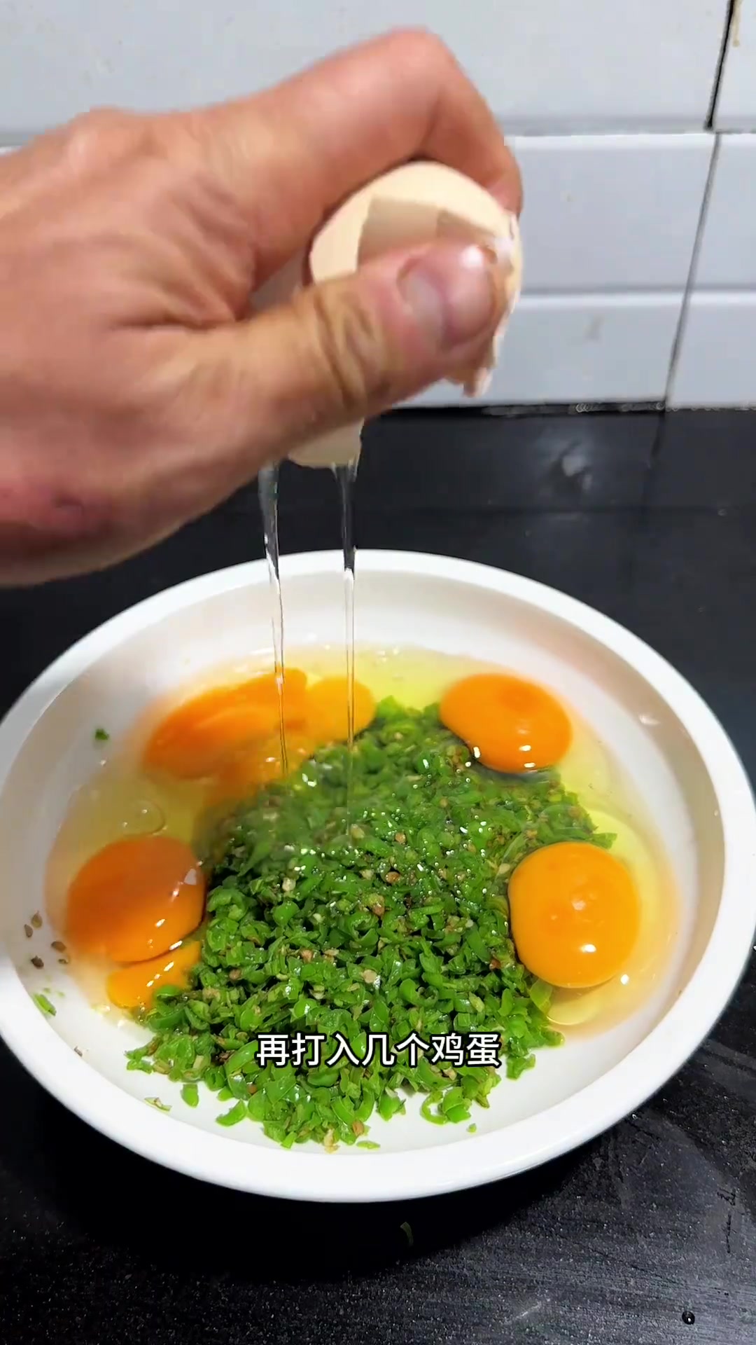 青椒煎蛋，这样煎的鸡蛋又香又好吃
