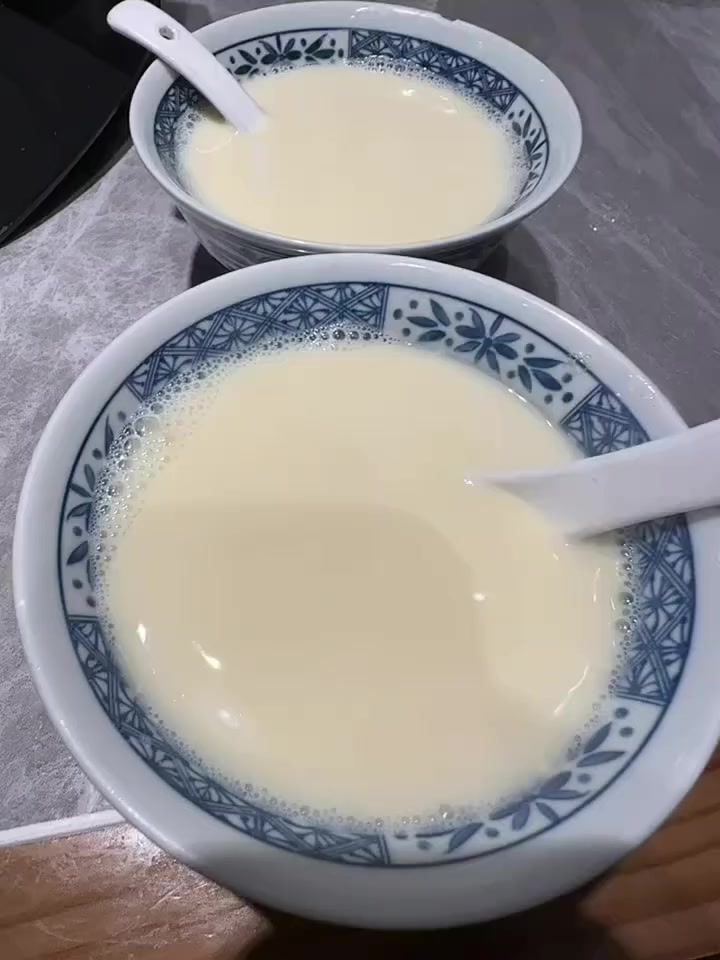 现磨豆浆配现炸油条,加公鸡蛋,好喝又营养!