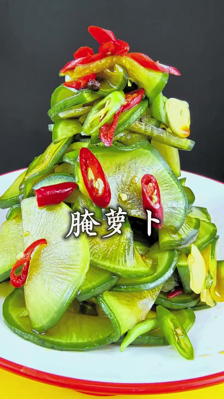 很多人做腌萝卜一开始就放盐,难怪做出来不好吃,今天试试我这个方法,好吃又下饭可以存放很长时