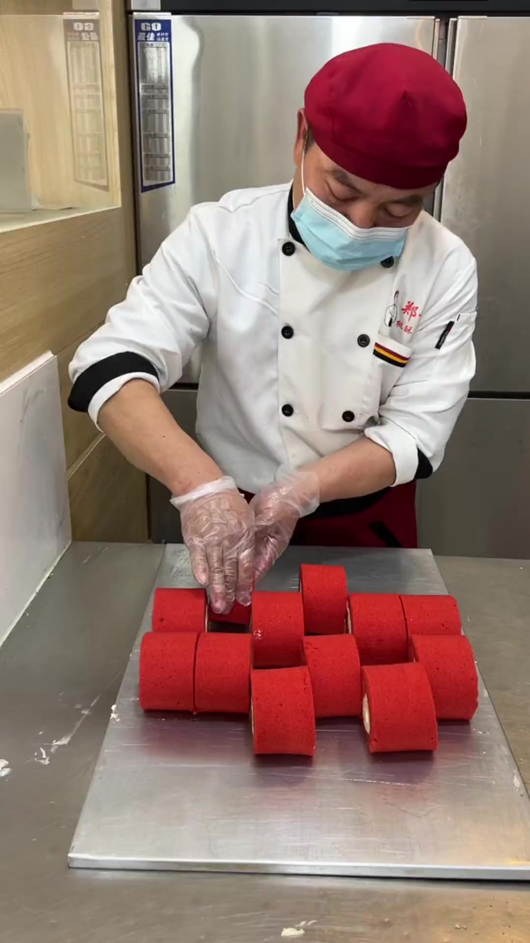 红丝绒奶油蛋糕卷，采用预拌粉制作，适合新手小白，制作过程超级简单