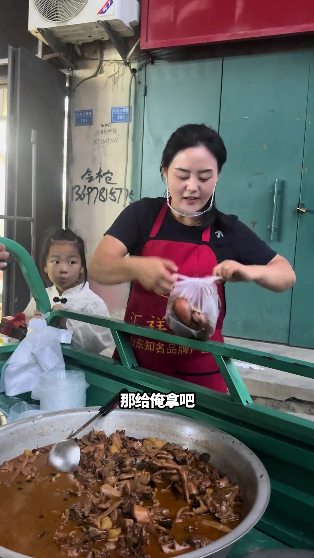 农村花650元做铁锅炖柴鸡去镇上卖能赚多少