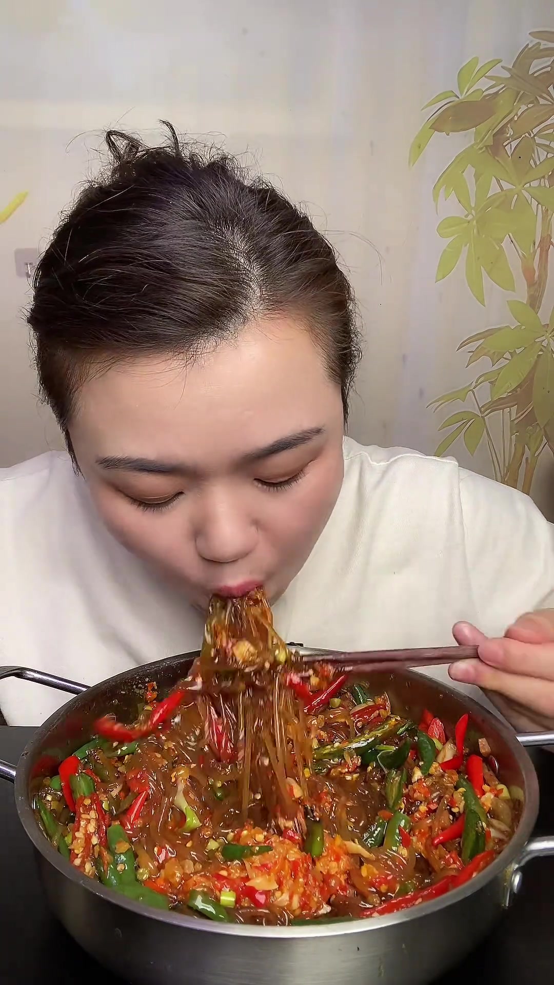 红烧肉粉条配大馒头,这一口太好吃啦!